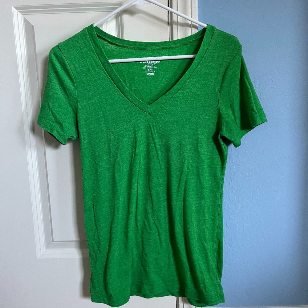 Green Old Navy V Neck T shirt